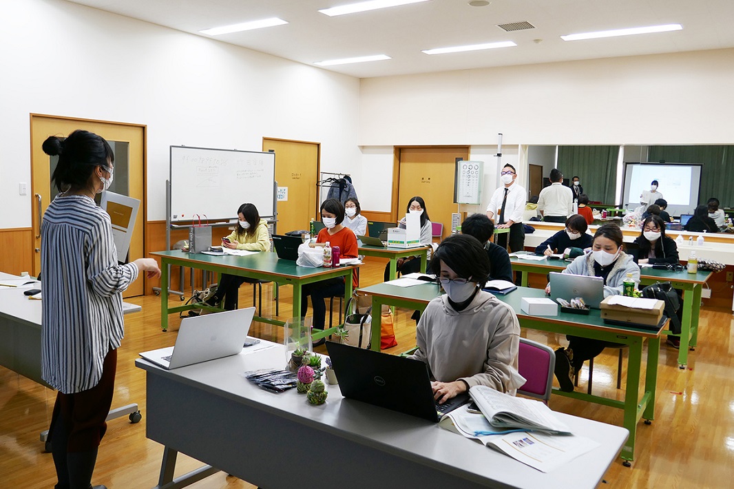 サデコ（公益社団法人埼玉デザイン協議会）のスタッフが中心となって、さいたま市内の9施設と共にオンラインストア開設に向けて準備を重ねた