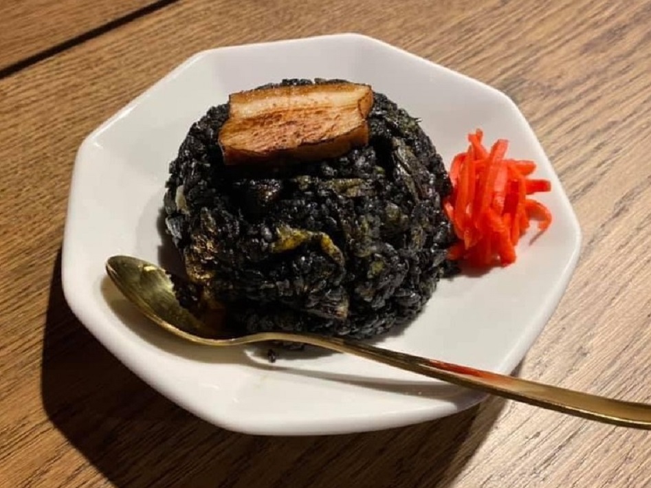 見た目にインパクトありの、カフェバー提供イカスミチャーハン