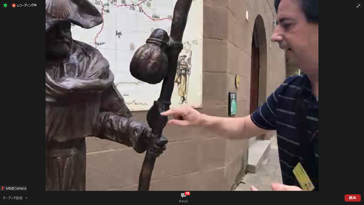 ホタテを持つ巡礼像