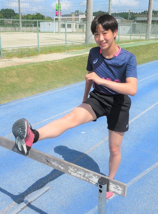 ハードルの練習をする梅澤李心さん