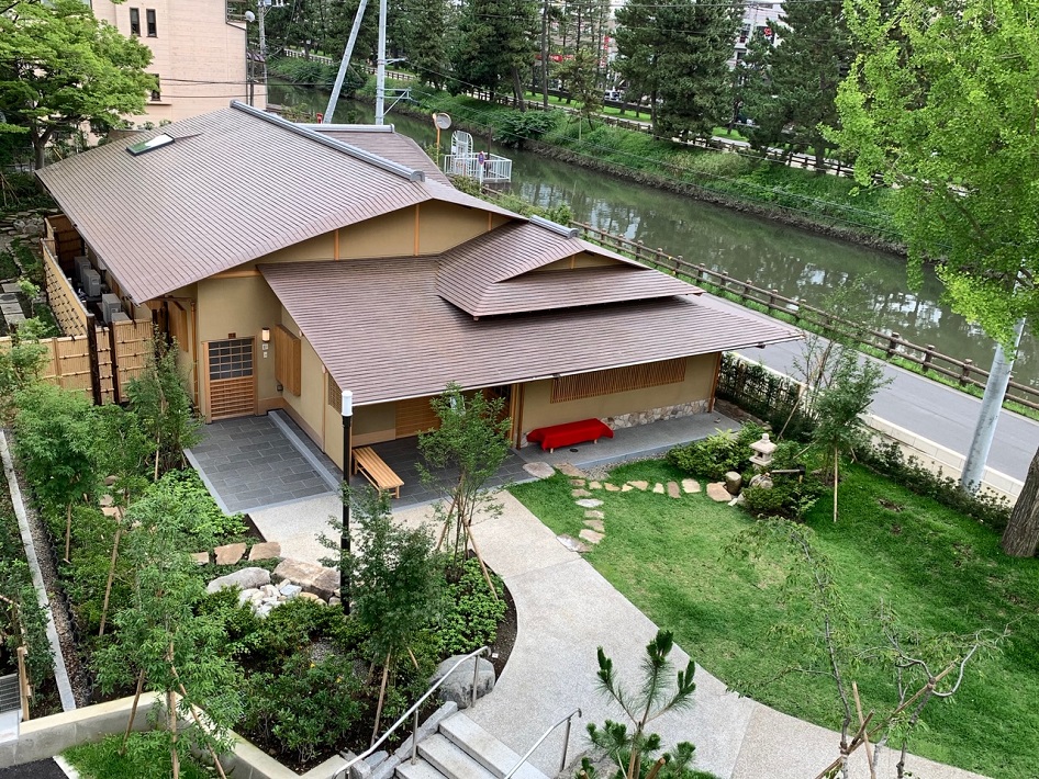 綾瀬川沿いに立つ日本家屋型施設「漸草庵 百代の過客」