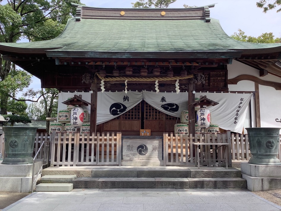 本殿や手水石を彩る彫刻が見事な松戸神社