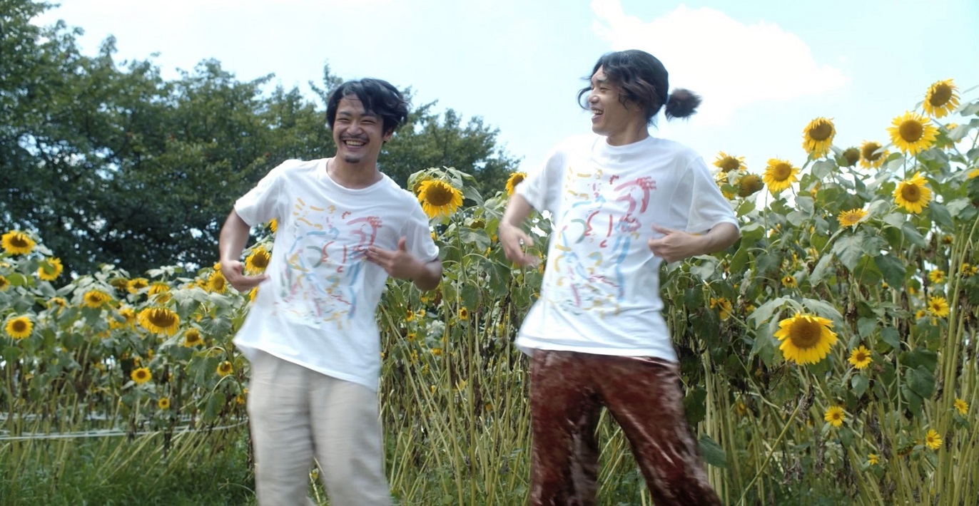 中村駿さん(左)と、ひまわり に負けない笑顔のダンス