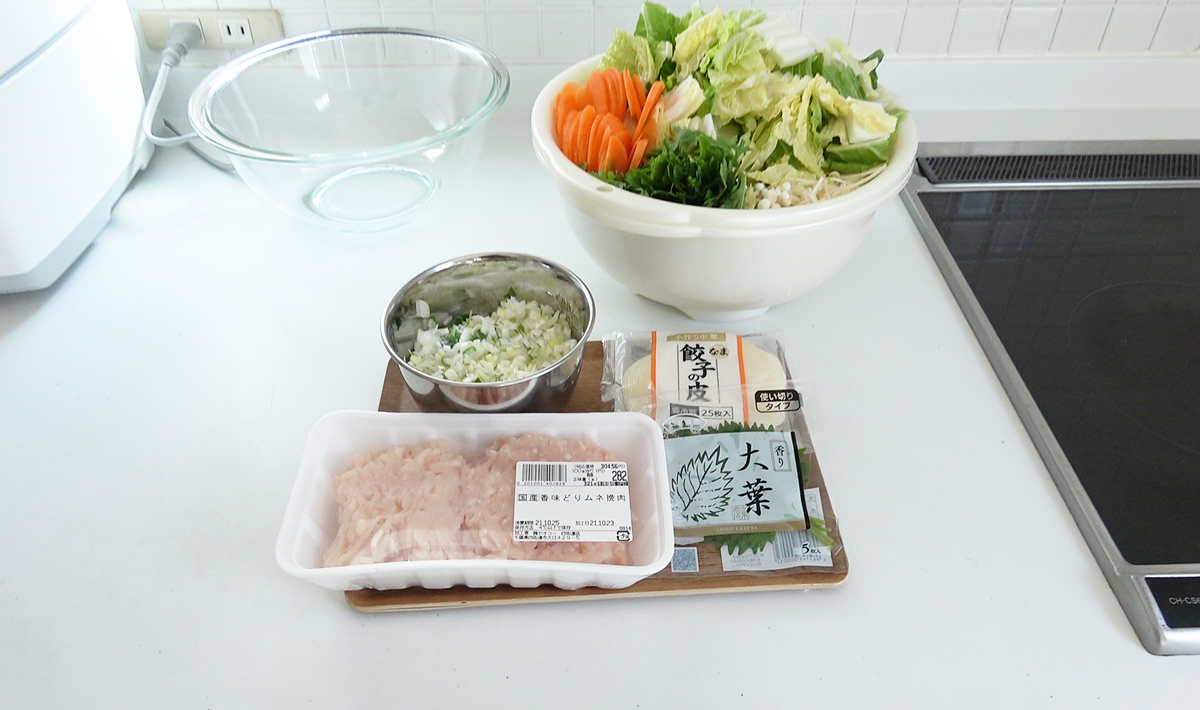 餃子の皮でモチモチの鶏肉だんご鍋