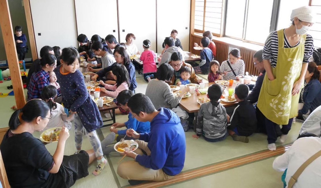 南流山こども食堂での食事風景