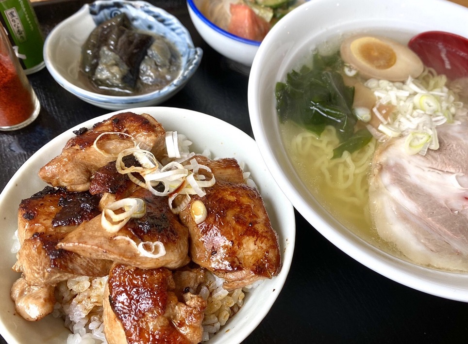 【春日部】「ニラ玉麻婆丼」も話題！　鍋振りも見られるオープンキッチンの「中華食堂 フーロン」