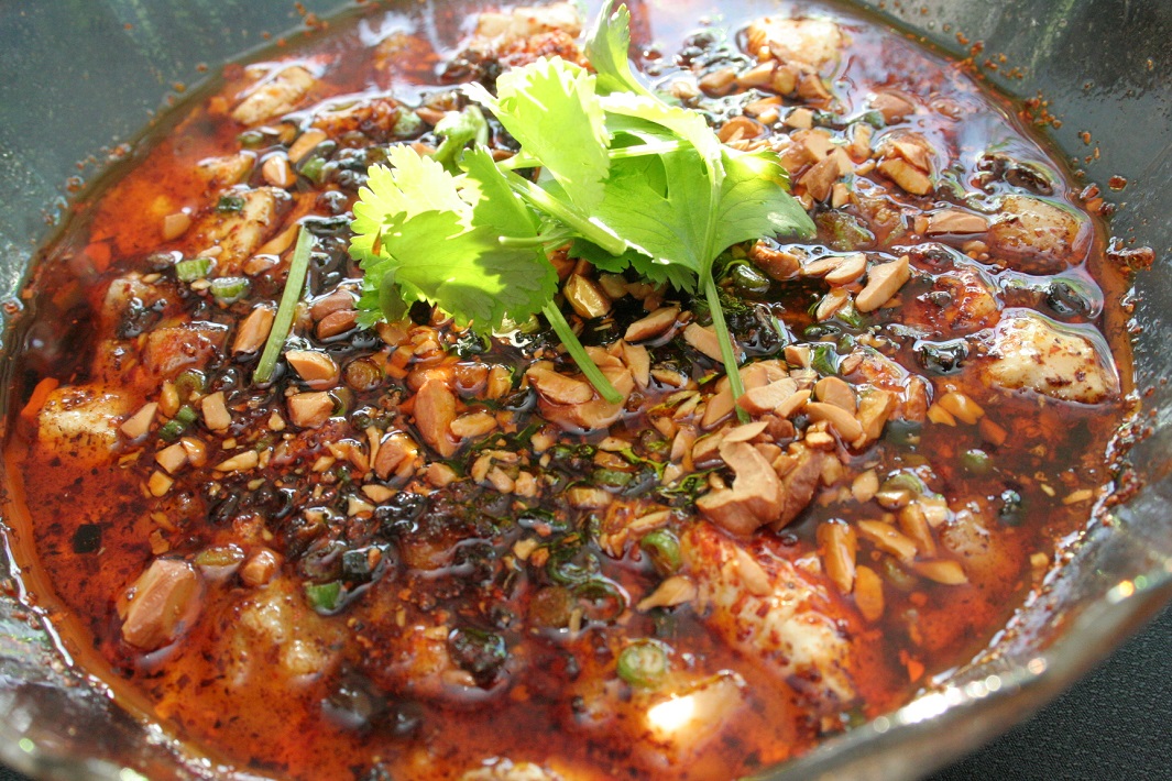 【吉川】ガラスの器で提供される「白い麻婆豆腐」と
は…!?　3種の麻婆豆腐をそろえる「中華処 萬万亭」