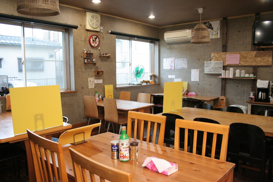 【春日部】「ニラ玉麻婆丼」も話題！　鍋振りも見られるオープンキッチンの「中華食堂 フーロン」