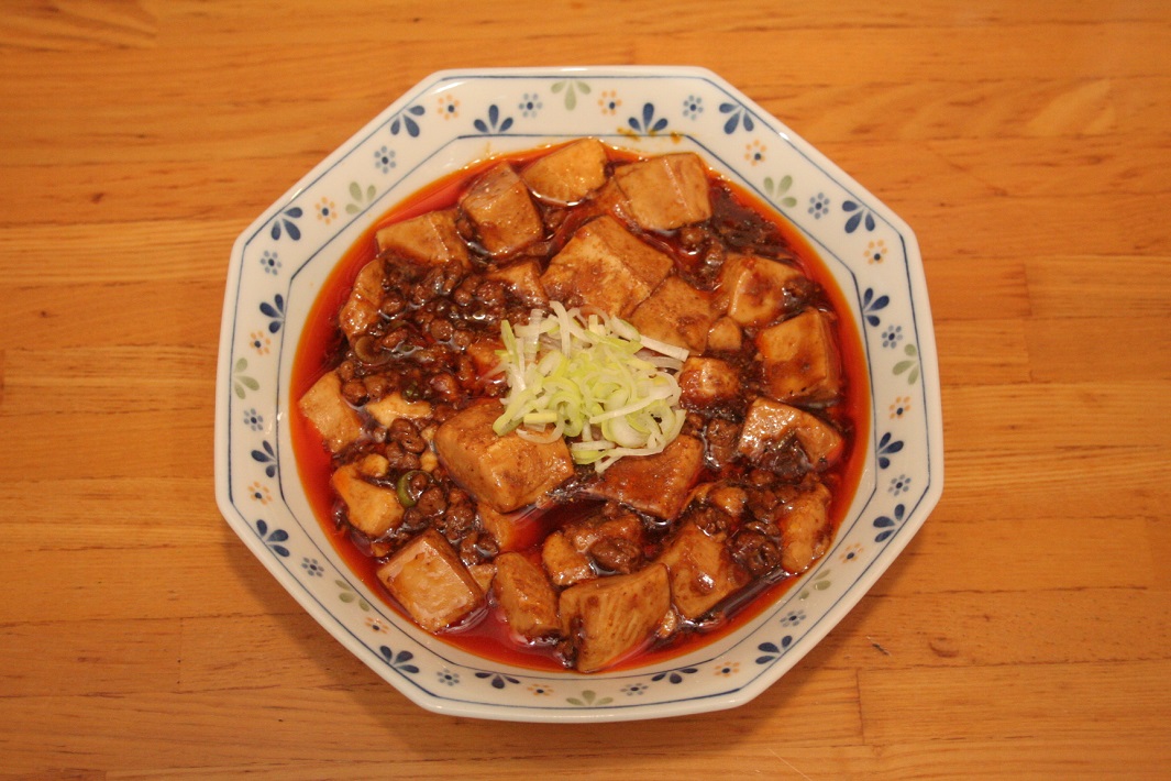 【春日部】「ニラ玉麻婆丼」も話題！　鍋振りも見られるオープンキッチンの「中華食堂 フーロン」