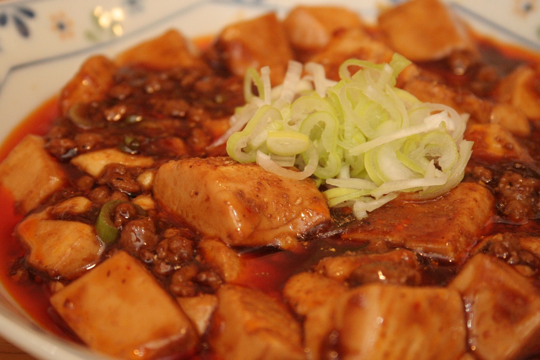 【春日部】「ニラ玉麻婆丼」も話題！　鍋振りも見られるオープンキッチンの「中華食堂 フーロン」