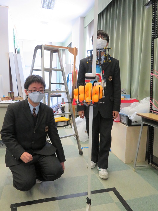 「メカトロ倶楽部」によるピンポン玉を運ぶロボット