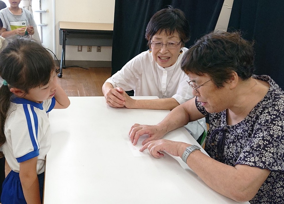 稲葉いつ子さん(右)