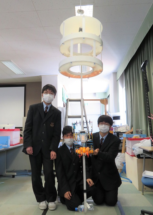 「メカトロ倶楽部」によるピンポン玉を運ぶロボット