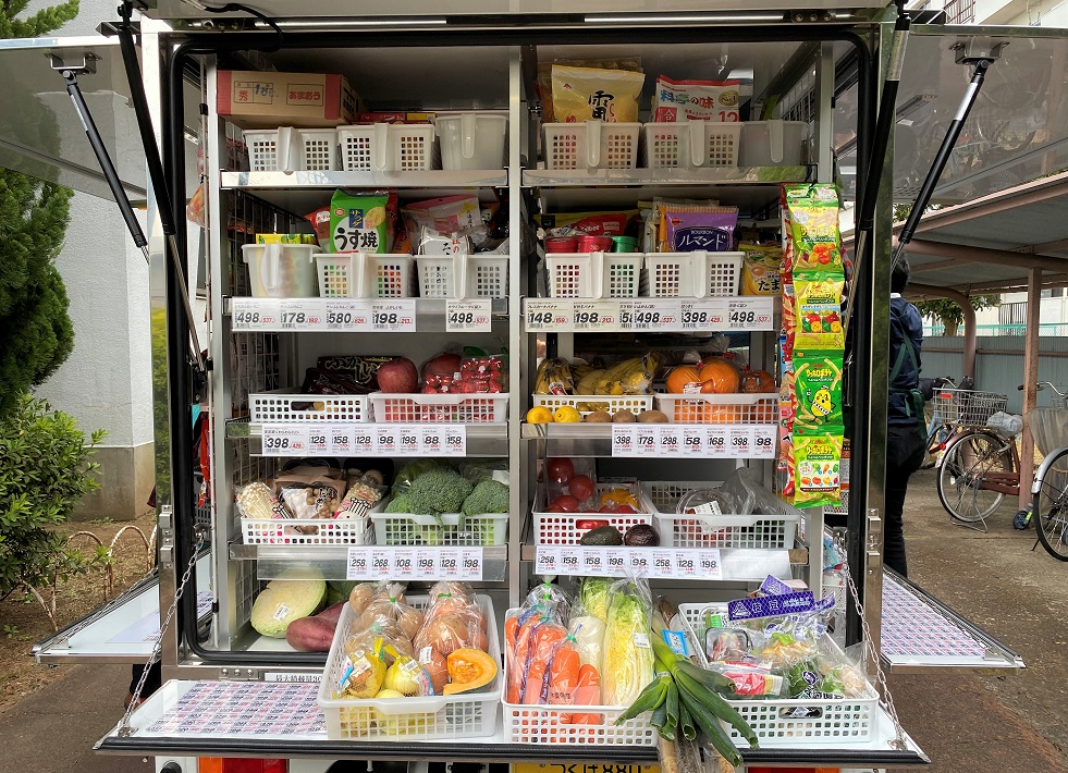 【流山市】トラックに食料品など約650品目がびっしり！移動スーパーで買い物支援