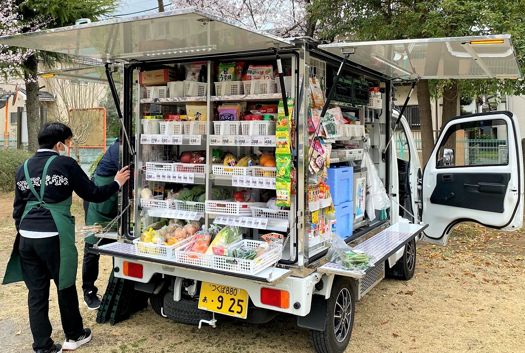 【流山市】トラックに食料品など約650品目がびっしり！移動スーパーで買い物支援