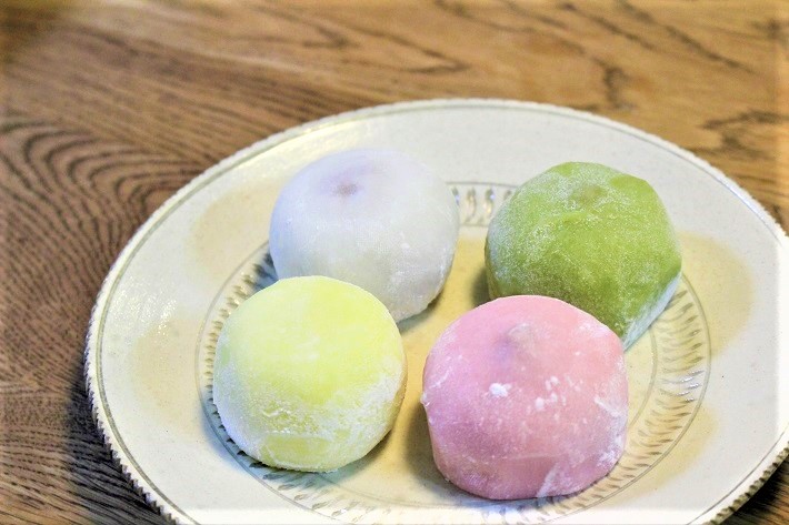 のざと菓子屋のカラフルなクリーム大福
