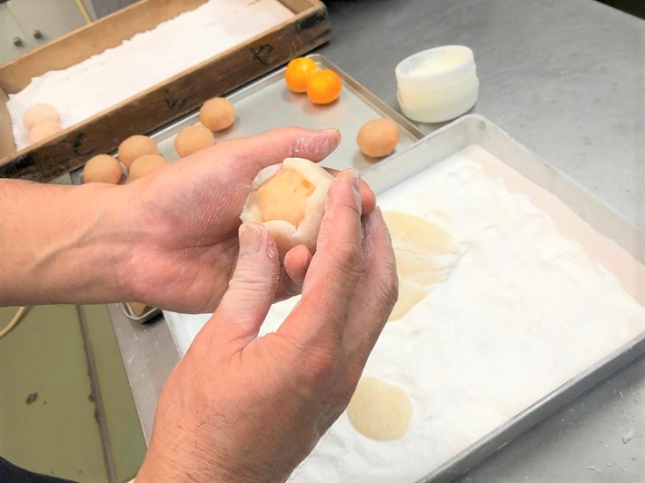 職人が手慣れた手付きで包みます（写真提供：御菓子司 千葉 虎屋）