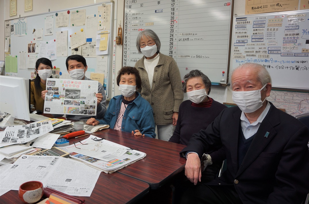 【船橋市】広報「習志野台」ゲラ刷り（印刷にかける前の原稿）をチェックする広報部の皆さん
