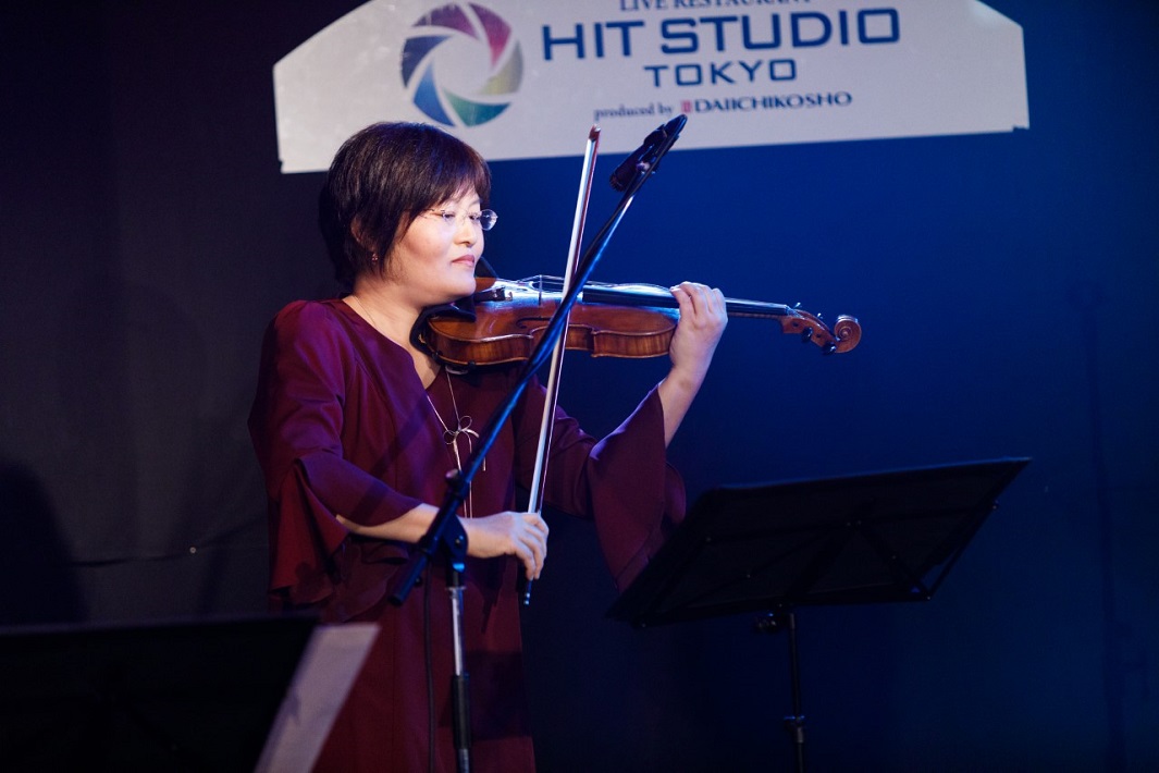 田中照久さんのライブで演奏するしほさん