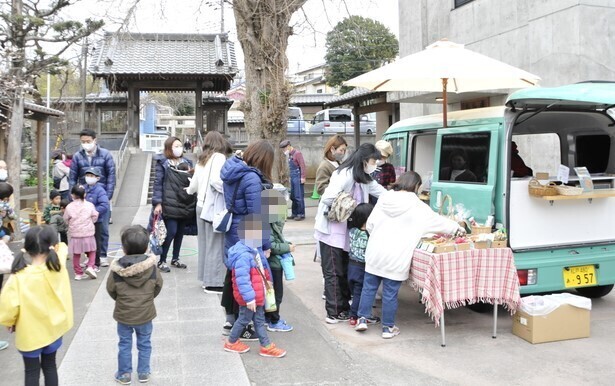 松戸市内のお寺などに出店！キッチンカー「駄菓子屋カフェくるくる」