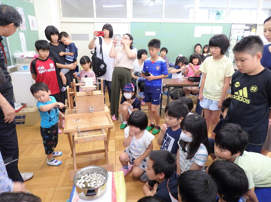 小学生対象の出前授業「子どもカイコ教室」【四街道市】