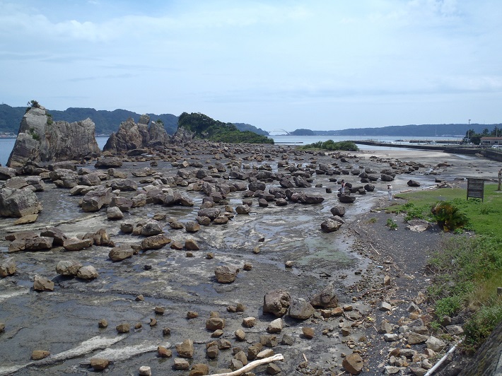 和歌山県串本町橋杭岩の津波石松島市）