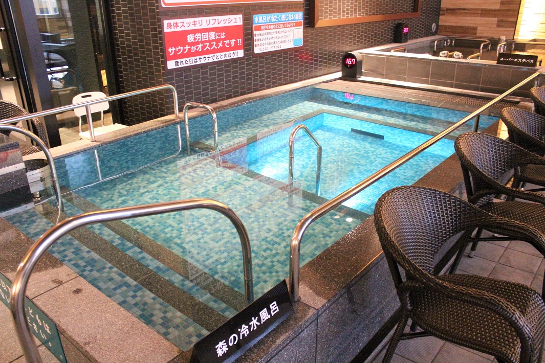 「スパメッツァおおたか 竜泉寺の湯」の森の冷水風呂（男湯）