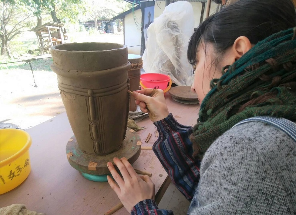 土器を製作する松本ちはやさん