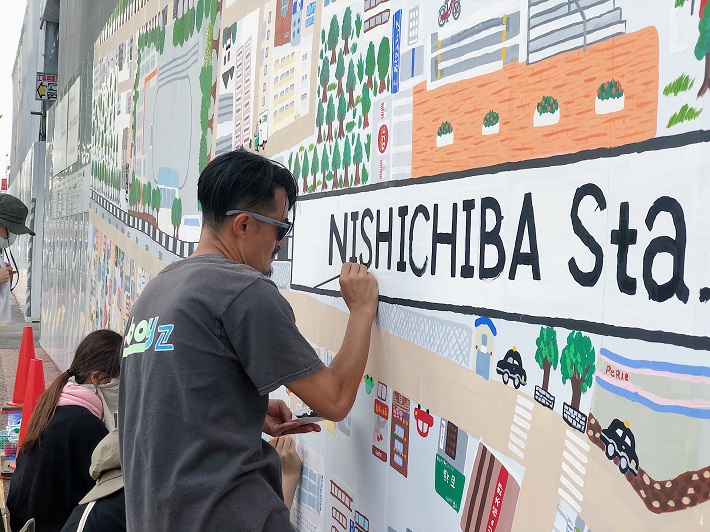 長さ27m×高さ3mの工事現場の仮囲いに描いた街の地図