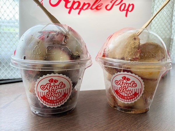 りんご飴専門店「アップルポップ」カットのチョコピスタチオ（左）、カットのきなこ（右）