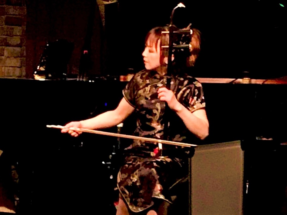 ピアノと二胡の二刀流奏者JASMINEさん