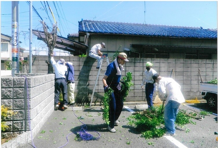 伐採した木を細かくする