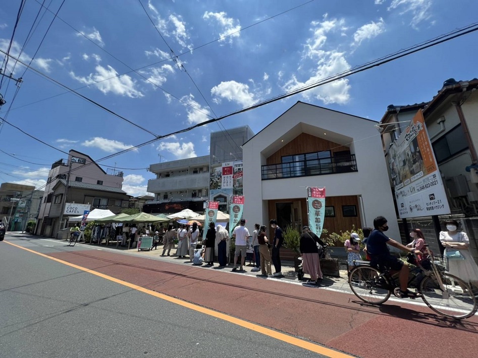 【草加】ミートサンドも自慢の「THE COCO CAFE’s（ザ・ココカフェズ）」　テラスでキャンプ気分でかき氷