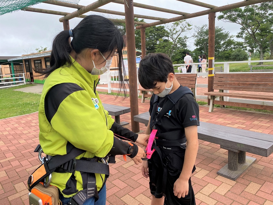 バンジージャンプのハーネスを装着