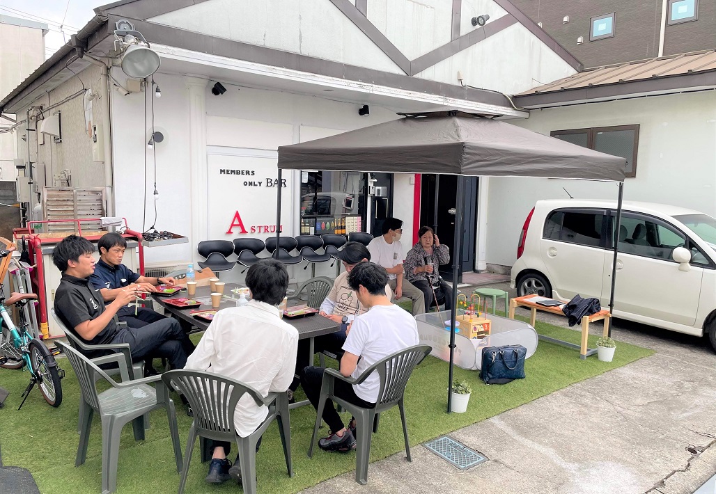 BAR ASUTRUMの駐車場で開催された軒下カフェ