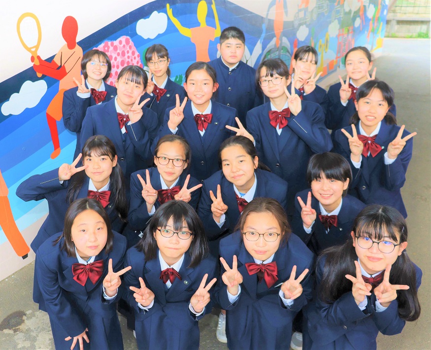 【東武鉄道高架下】地元中学の美術部が大活躍！カラフルな巨大壁画で落書き防止を