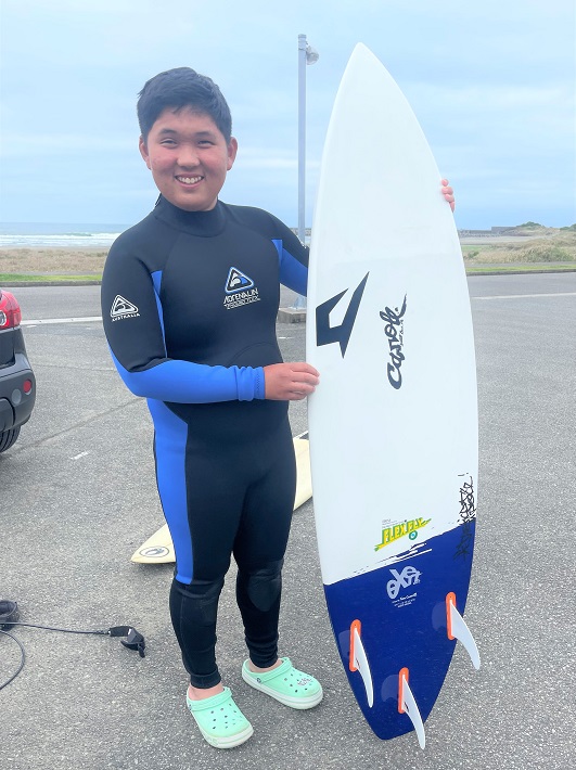 サーフィンを楽しむ中学生ゴルファー香川友さん