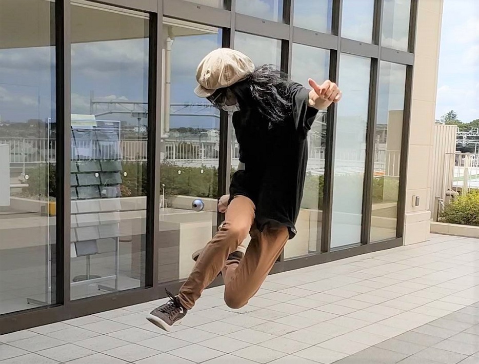 ダンスとけん玉の技を組み合わせたパフォーマンス