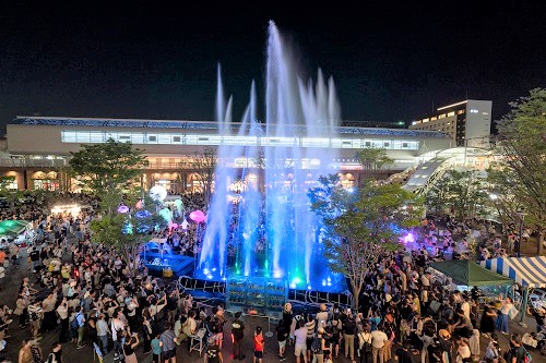 彩られた噴水が夜に浮かぶ