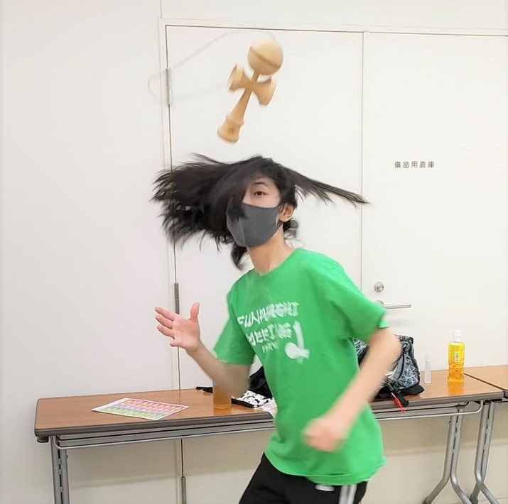 空中に投げたけん玉を体を回転させてキャッチする技「ピルエット」を決める安藤太介さん