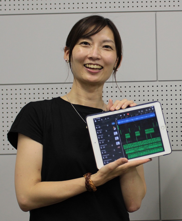 ガレージバンドの画面を見せてくれる石垣さん