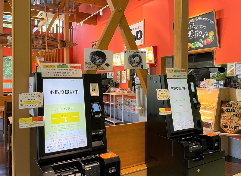 注文はフードコート入り口にある券売機で