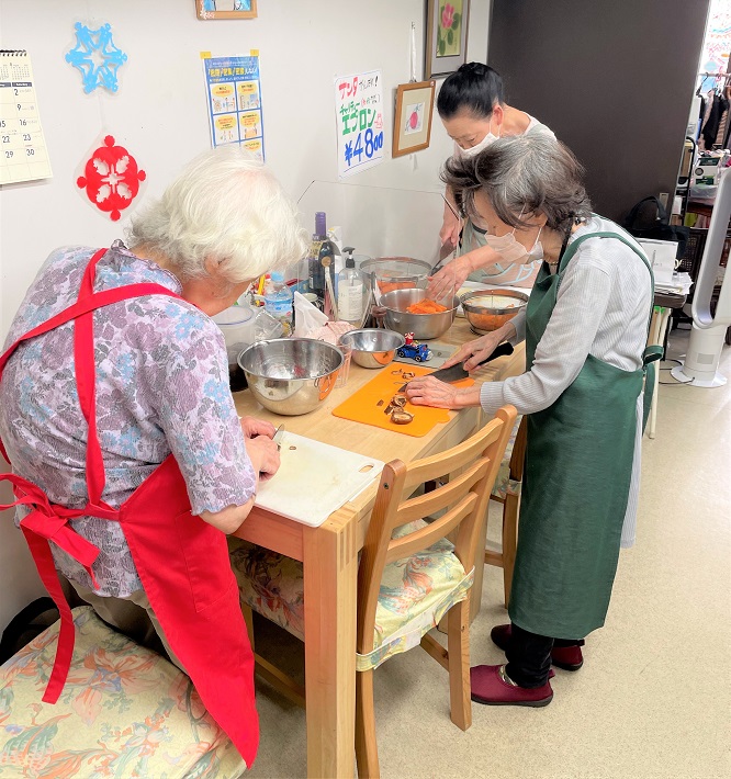 経験を生かして76歳、80歳、95歳のスタッフがみんなの食堂で大活躍
