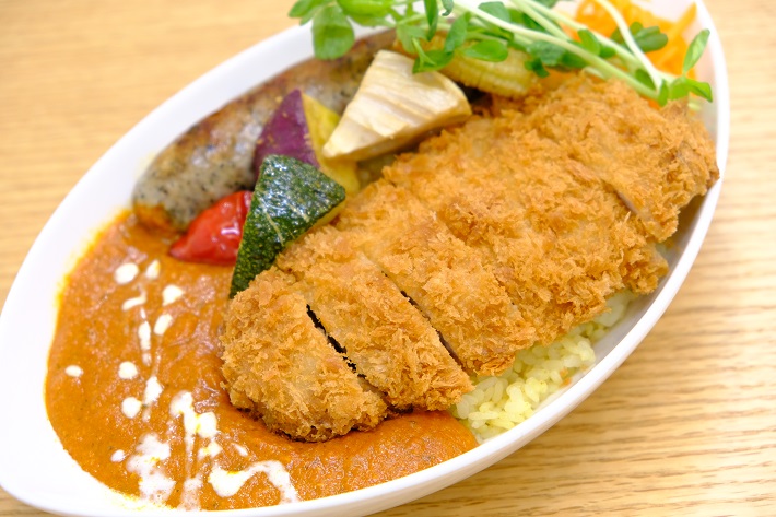 ベビーダカレーのバイキング（ソーセージ＆とんかつ）＋半ベジトッピング　1,350円