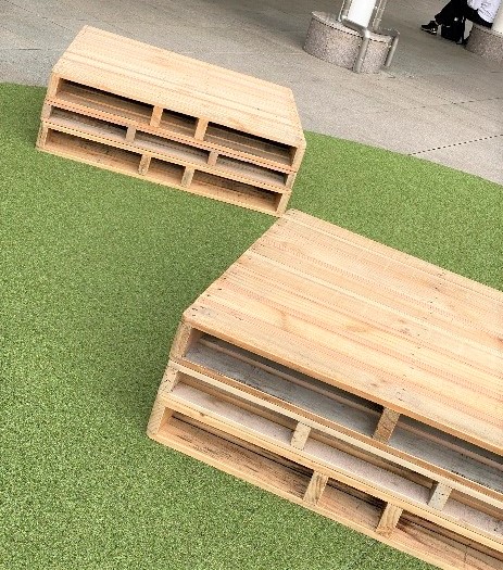柏東口駅前のデッキにあるベンチ