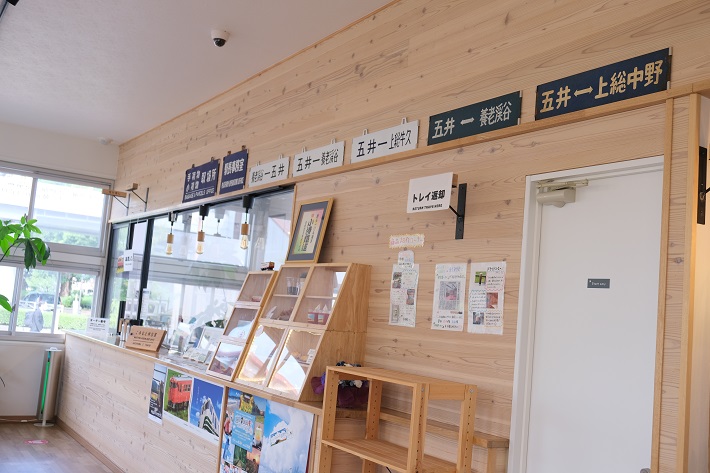 こみなと待合室の店内には小湊鐵道グッズや駅看板が