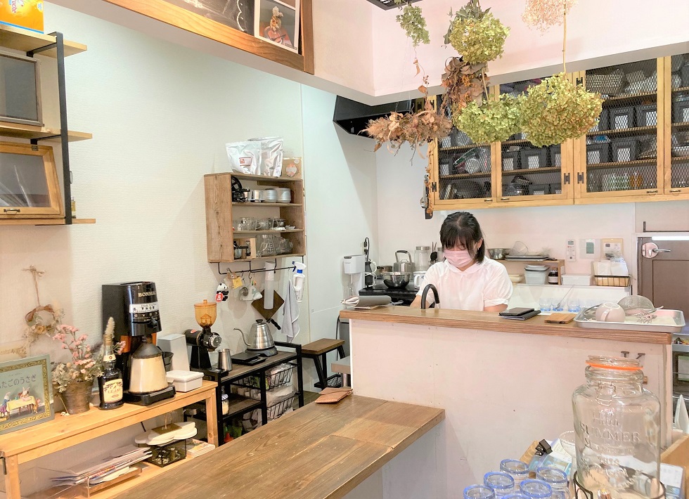 「おやつカフェkoyausagi」の店内と、店主の長島佳子さん