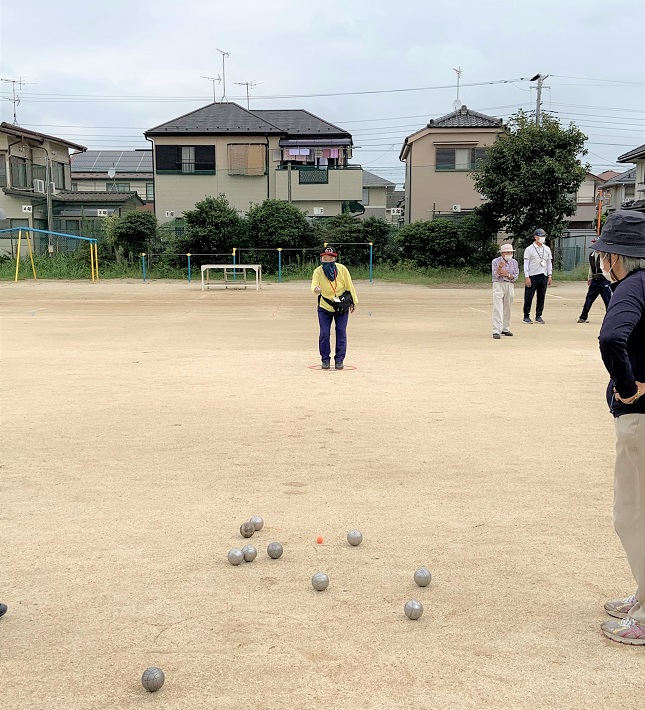 ビュット目掛けて投球
