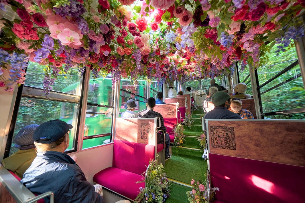 バラを始めとした鮮やかな花々がお出迎え