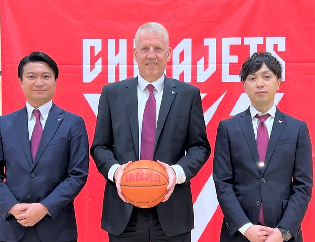 7月6日の就任発表会見でのジョン・パトリック監督(中央)。田村征也社長(左)、池内勇太GM(右)と共に